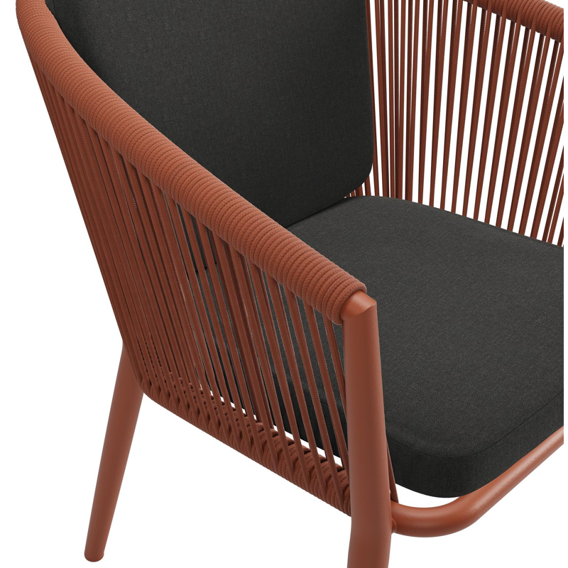 Chaise de jardin Orso en aluminium brun rouille et corde ronde tissée verticalement brun rouille avec coussin en All Weather Sunbrella® Luxe Natte Sooty