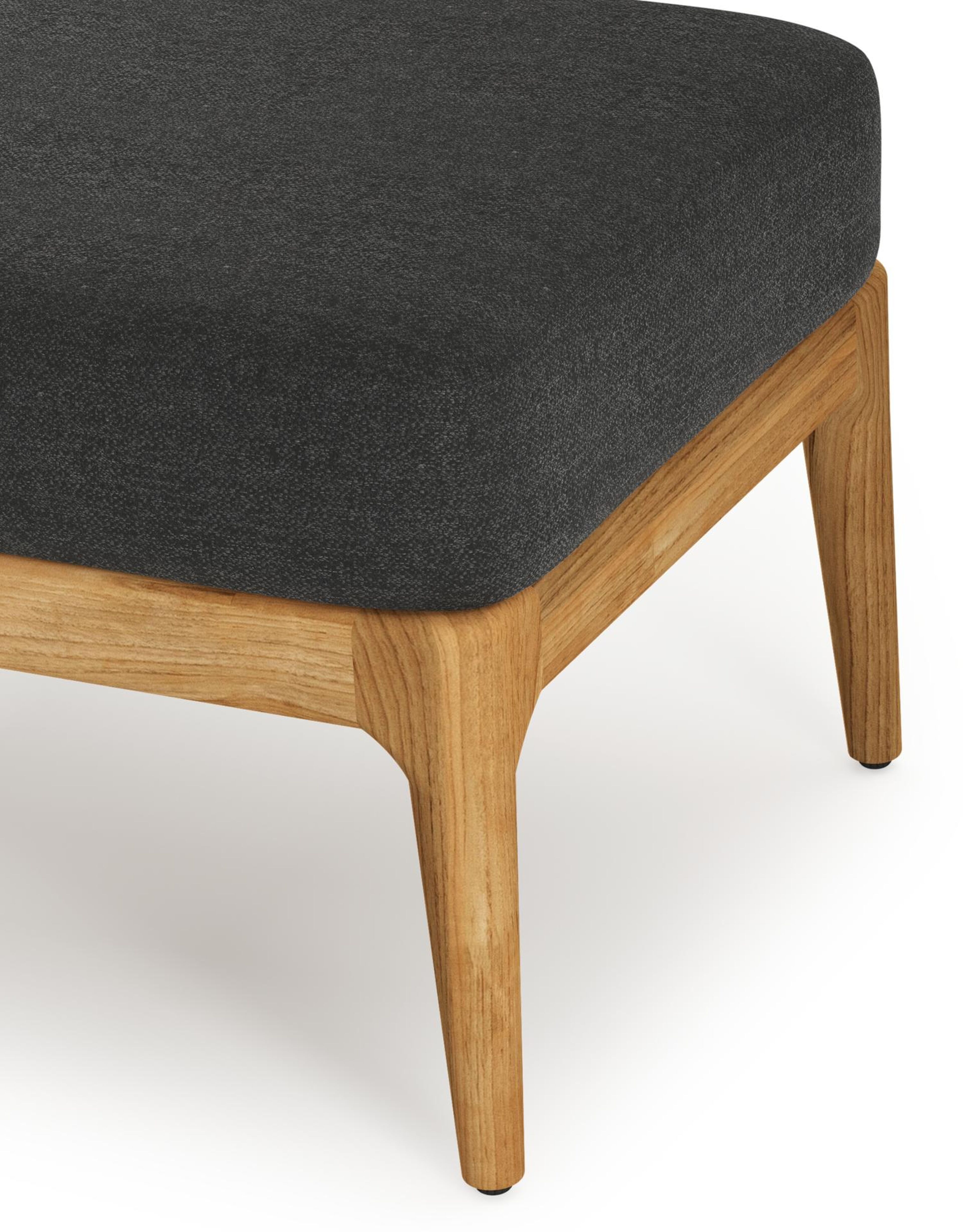 Orso poef in teak met Chartres Sooty all weather sunbrella® luxe kussen