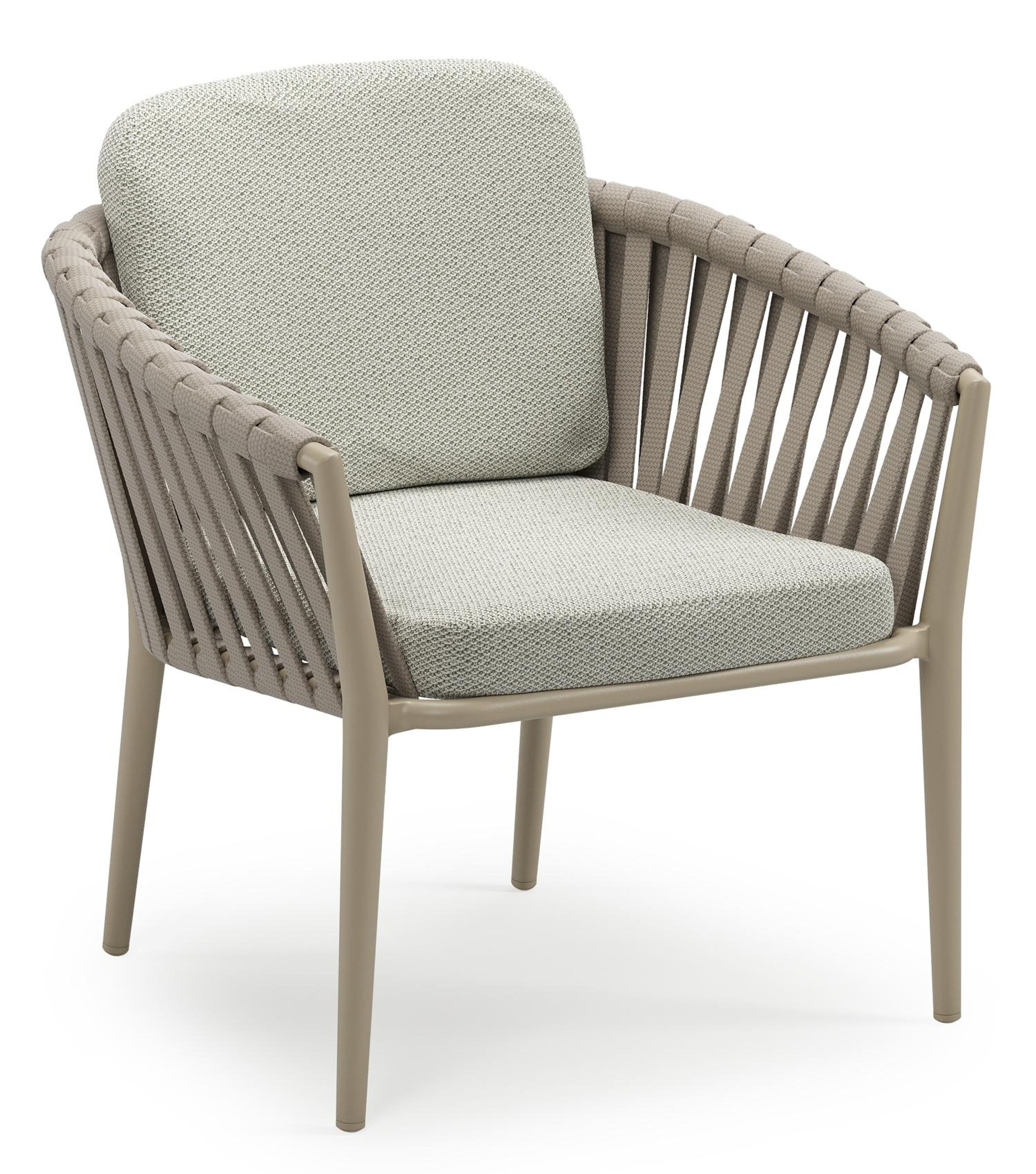 Orso low dining tuinstoel in beige aluminium en beige verticaal geweven luxe vlakke brede rope met stoelkussen in All Weather Sunbrella® Luxe Lopi Bud