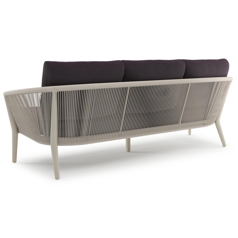Orso loungeset in beige aluminium en beige verticaal geweven ronde rope met Tundra Red all weather sunbrella® luxe kussen