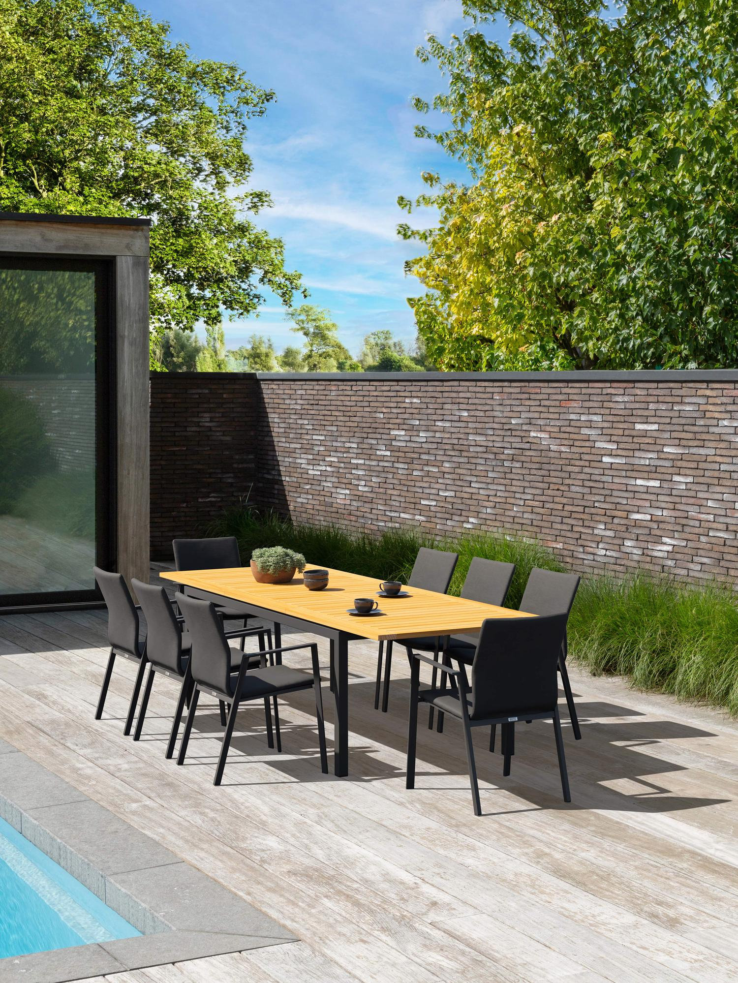 Amalfi tuinset met verlengbare tafel in zwart aluminium en teak tafelblad met 8 stapelbare Madura tuinstoelen