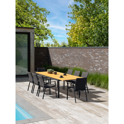 Ensemble de jardin Amalfi avec table extensible en aluminium noir avec plateau de table en teck et 8 chaises de jardin empilables Madura