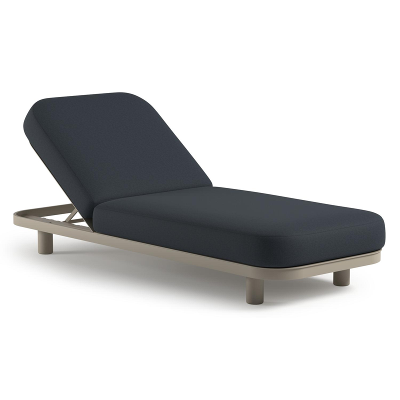 Chaise longue réglable Donato en aluminium beige avec All Weather Sunbrella® luxe heritage indigo coussin