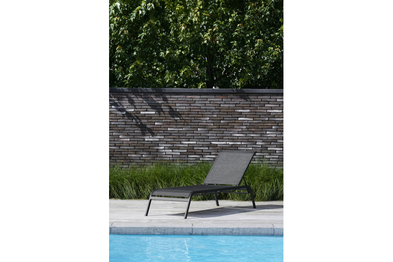 Acri verstelbaar ligbed in zwart aluminium met zwart textilene