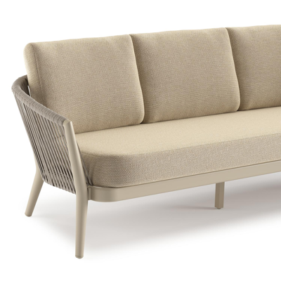 Orso loungebank in beige aluminium en beige verticaal geweven ronde rope met Althea Camel all weather cosytica kussen
