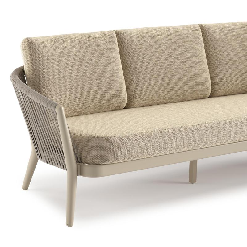 Orso loungebank in beige aluminium en beige verticaal geweven ronde rope met Althea Camel all weather cosytica kussen