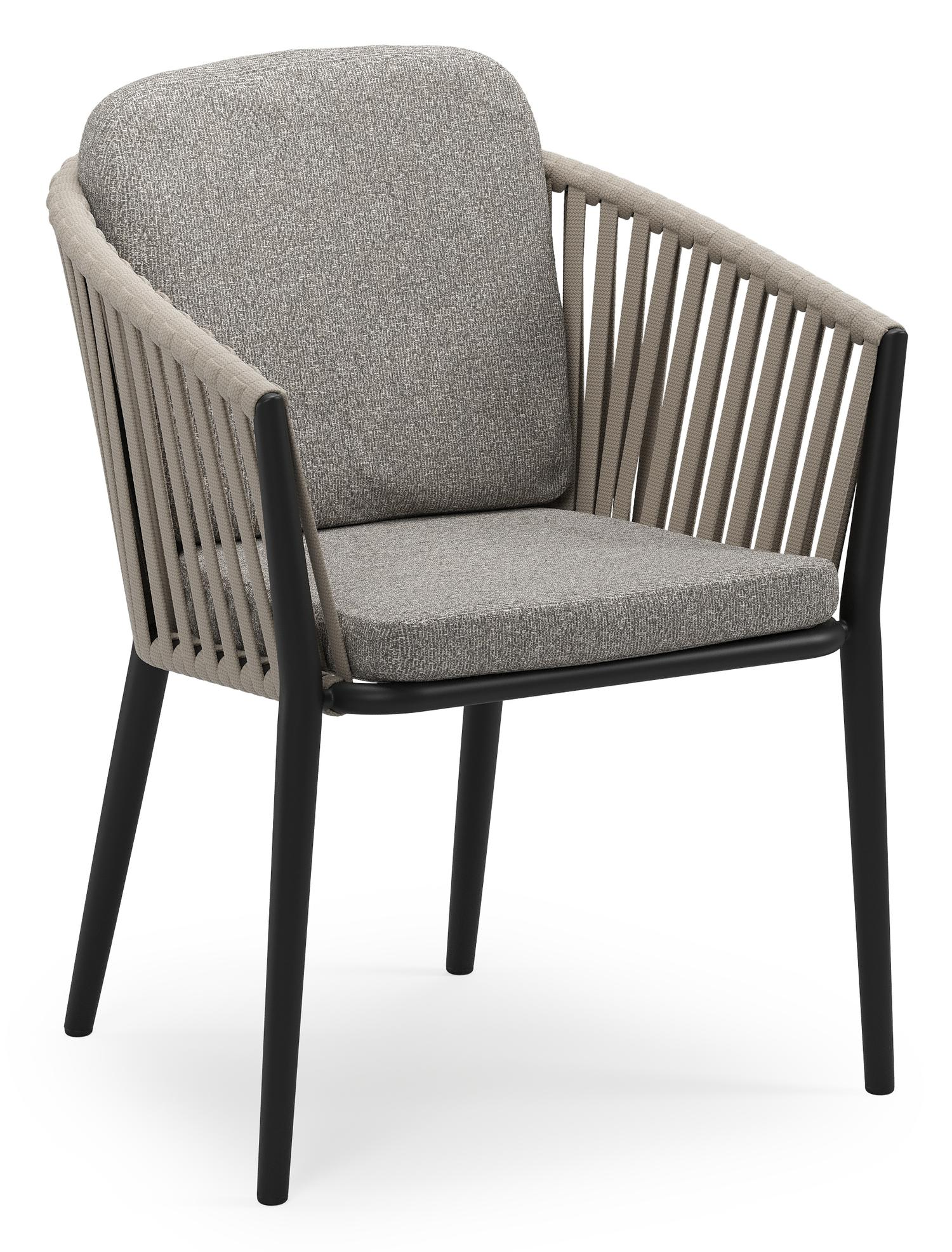 Orso stapelbare tuinstoel in zwart aluminium en beige verticaal geweven luxe vlakke brede rope met stoelkussen in All Weather Sunbrella® Luxe Tundra Charcoal