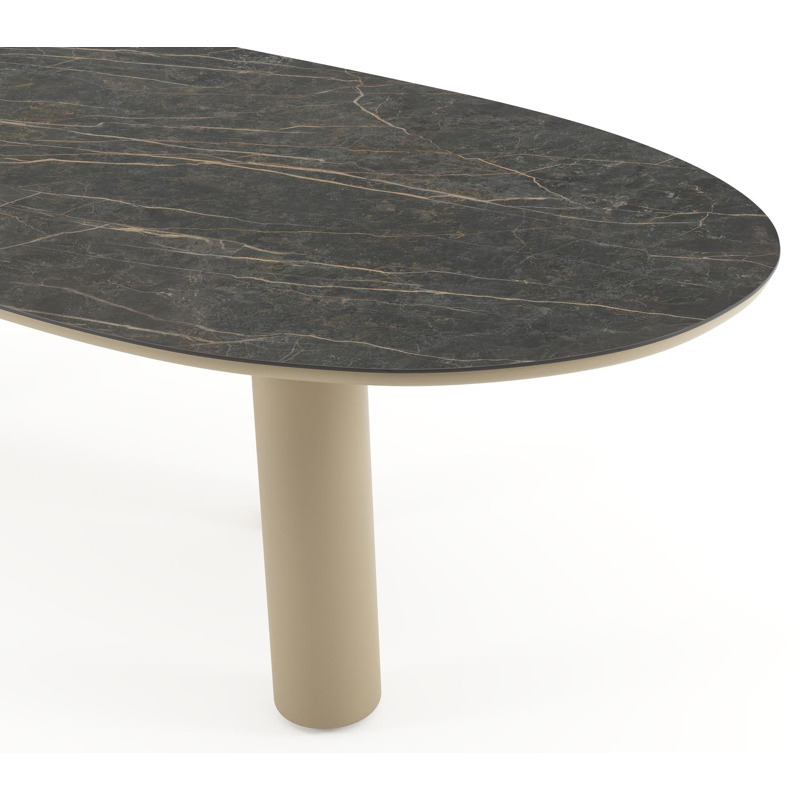 Table de jardin Amico organique en aluminium beige et céramique pleine Black Obsession - Lg. 280 x Lrg. 120 x Haut. 73.5 cm