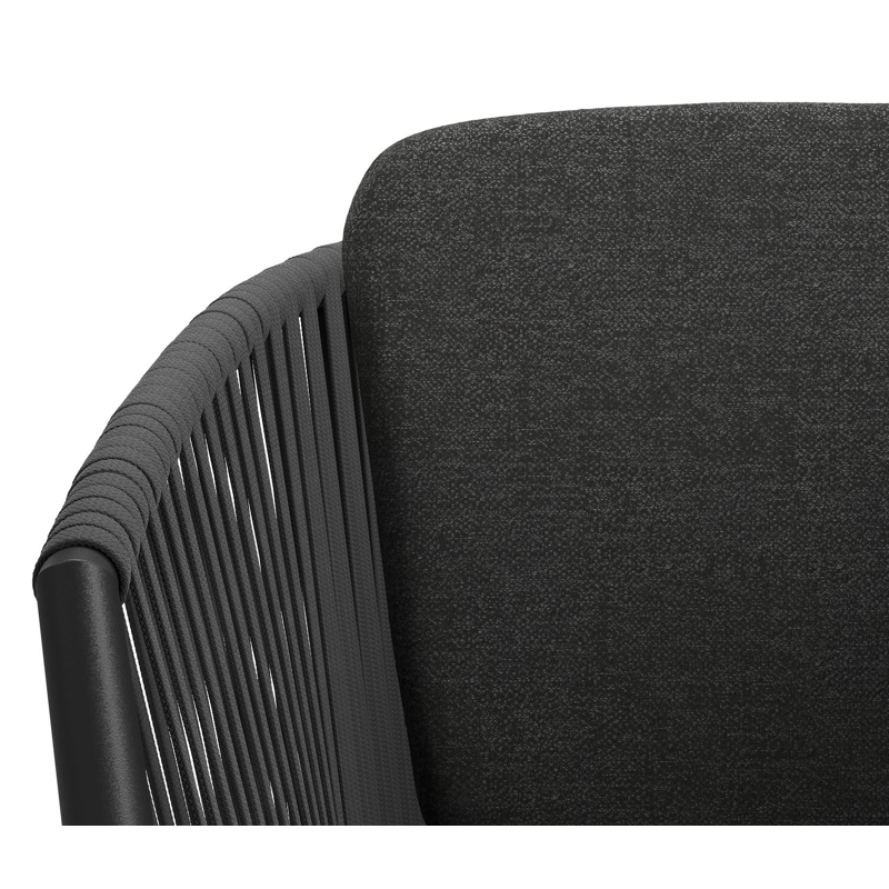 Orso tuinstoel in zwart aluminium en zwart verticaal geweven vlakke rope met kussen in chartres sooty all weather sunbrella® luxe