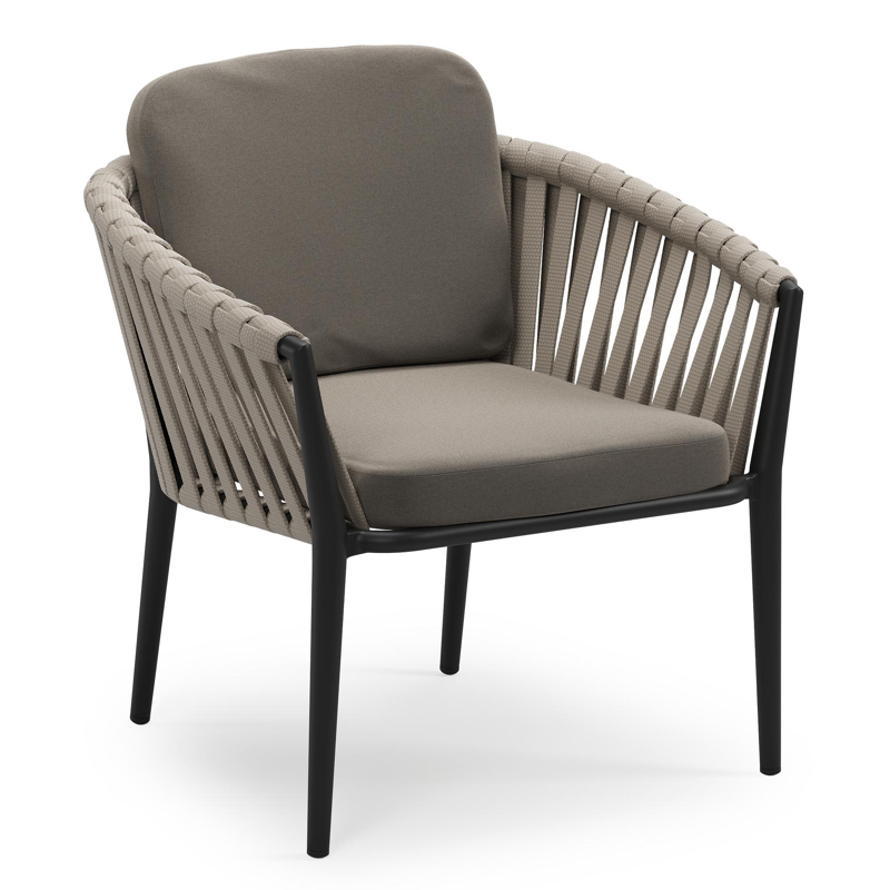 Orso low dining tuinstoel in zwart aluminium en beige verticaal geweven luxe vlakke brede rope met stoelkussen in All Weather Sunbrella® Luxe Natte Carbon Beige