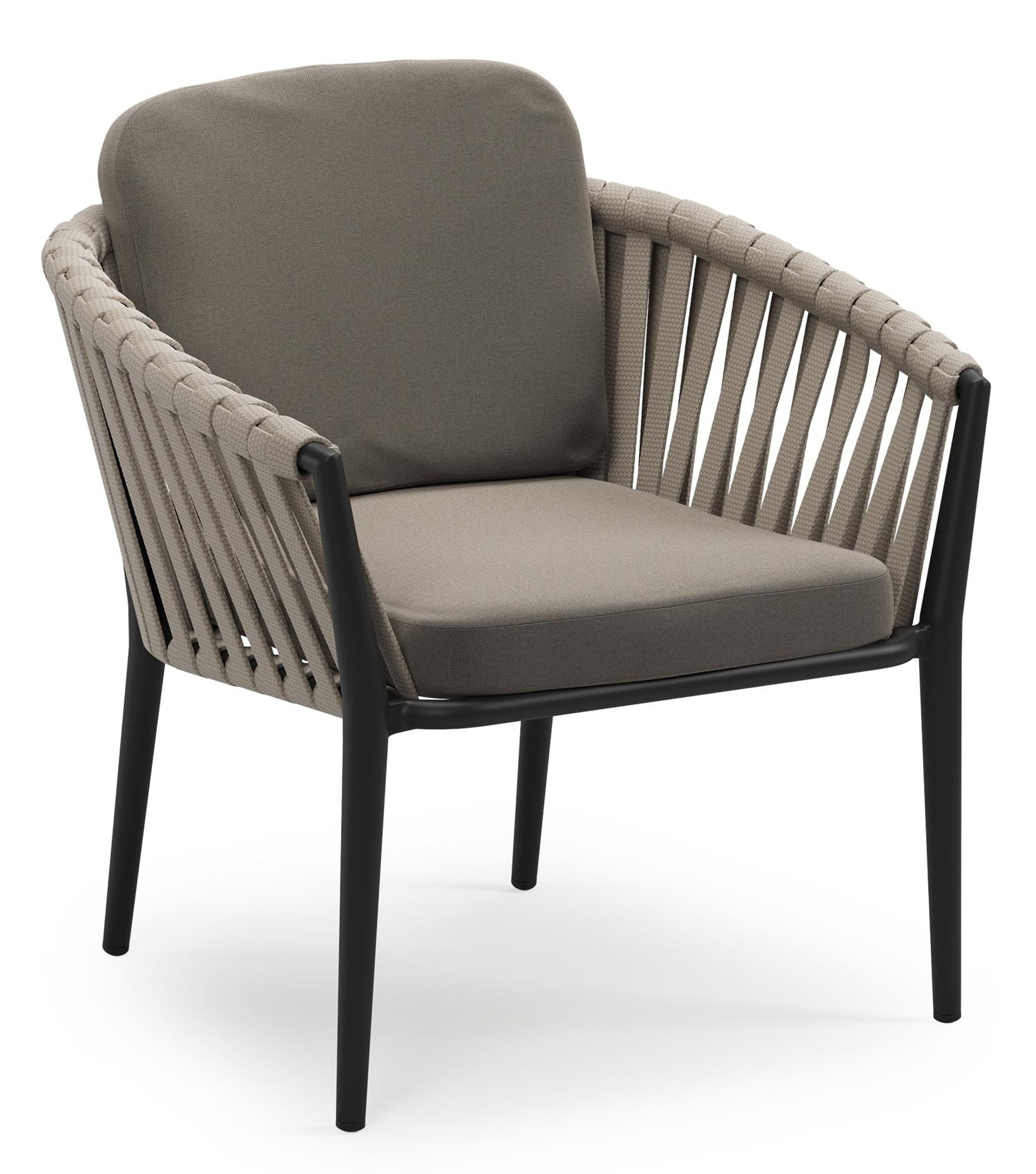 Orso low dining tuinstoel in zwart aluminium en beige verticaal geweven luxe vlakke brede rope met stoelkussen in All Weather Sunbrella® Luxe Natte Carbon Beige