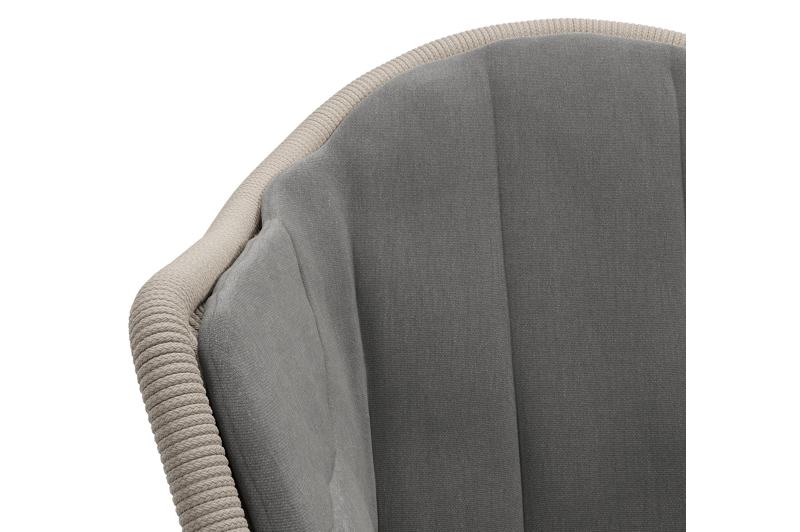 Pagino tuinstoel in wit aluminium en beige ronde wicker met kussen in natte charcoal chine all weather sunbrella® luxe