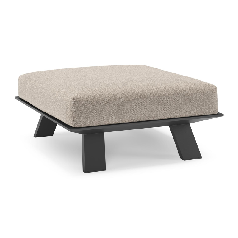 Cesano poef in zwart aluminium met savane coconut all weather Sunbrella® luxe kussen