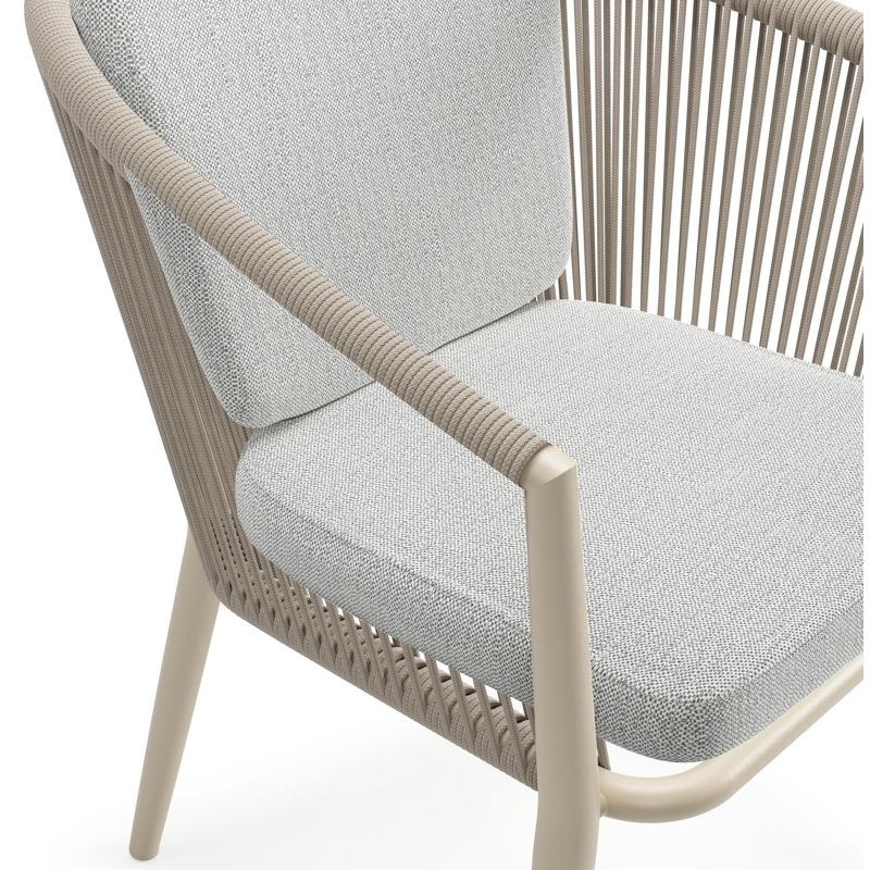 Orso tuinstoel in beige aluminium en beige verticaal geweven ronde rope met zitkussen in All Weather Sunbrella® Luxe Savane Nimbus