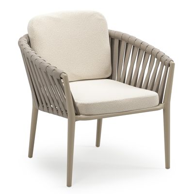 Orso low dining tuinstoel in beige aluminium en beige verticaal geweven luxe vlakke brede rope met stoelkussen in All Weather Cosytica Althea Off White
