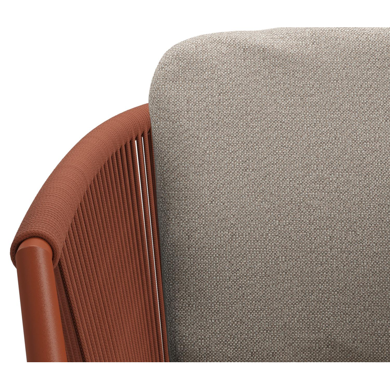 Chaise de jardin Orso en aluminium brun rouille et corde ronde tissée verticalement brun rouille avec coussin luxe en All Weather Sunbrella® Luxe Savane Coconut