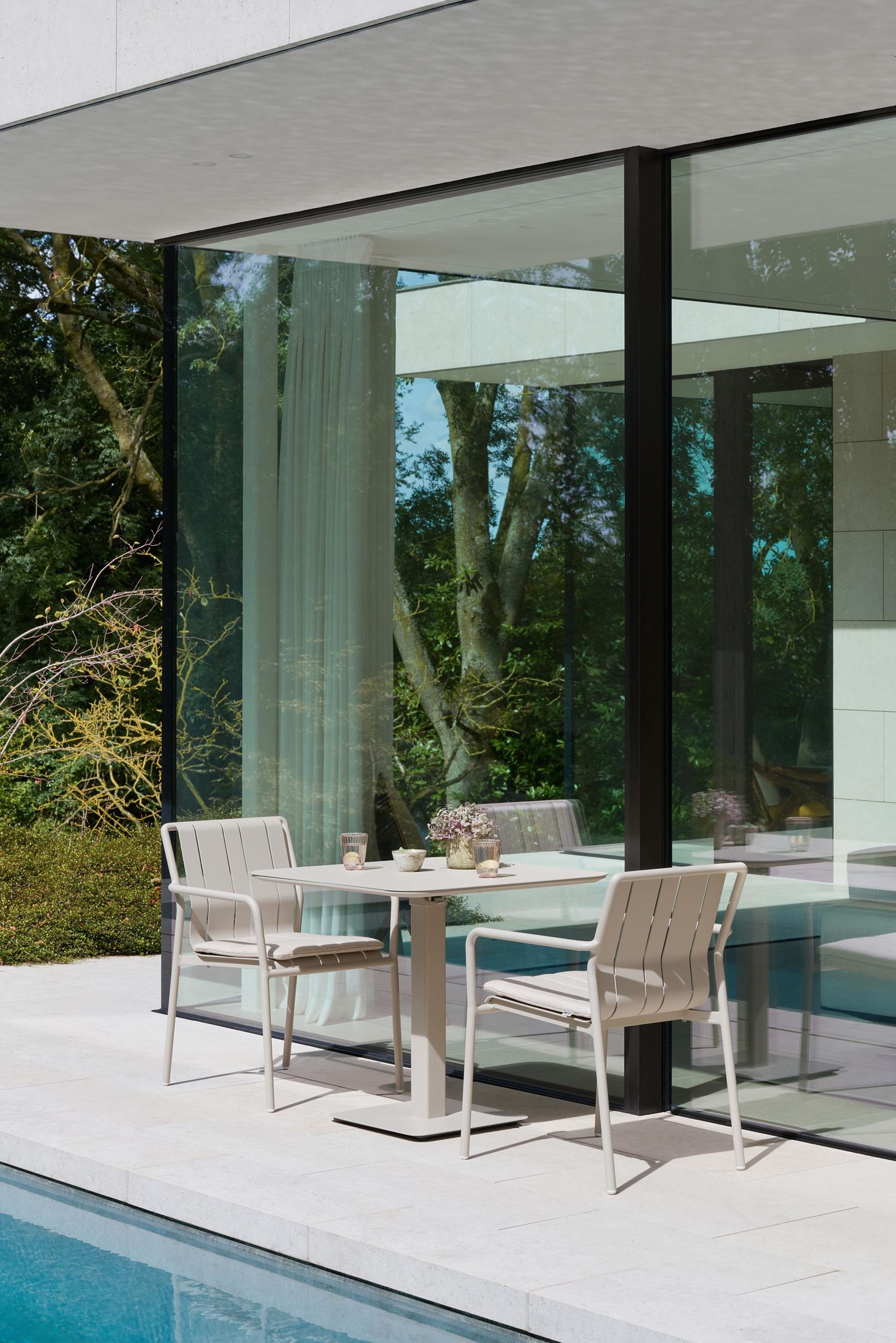 Table de jardin Fano inclinable carré arrondi en aluminium beige - Lg. 80 x Lrg. 80 x Haut. 73 cm