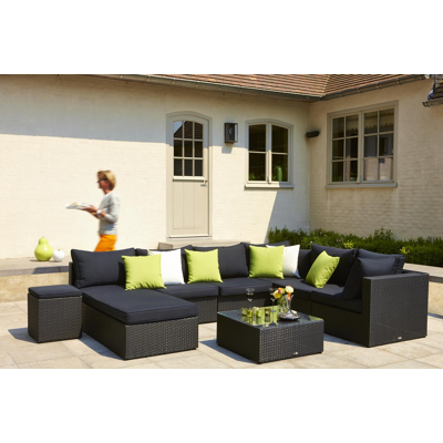 Chaise longue lounge Amari en resine tressee noir avec coussins en polyester 