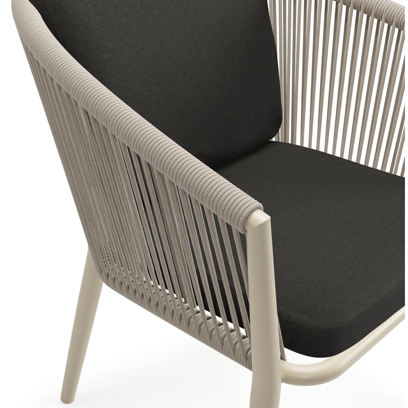 Orso tuinstoel in beige aluminium en beige verticaal geweven ronde rope met luxe zitkussen in All Weather Sunbrella® Luxe Heritage Char