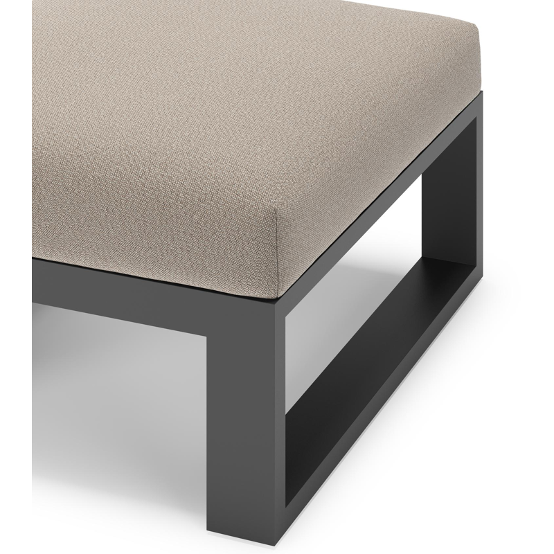 Verato poef in zwart aluminium met savane coconut all weather sunbrella® luxe kussen