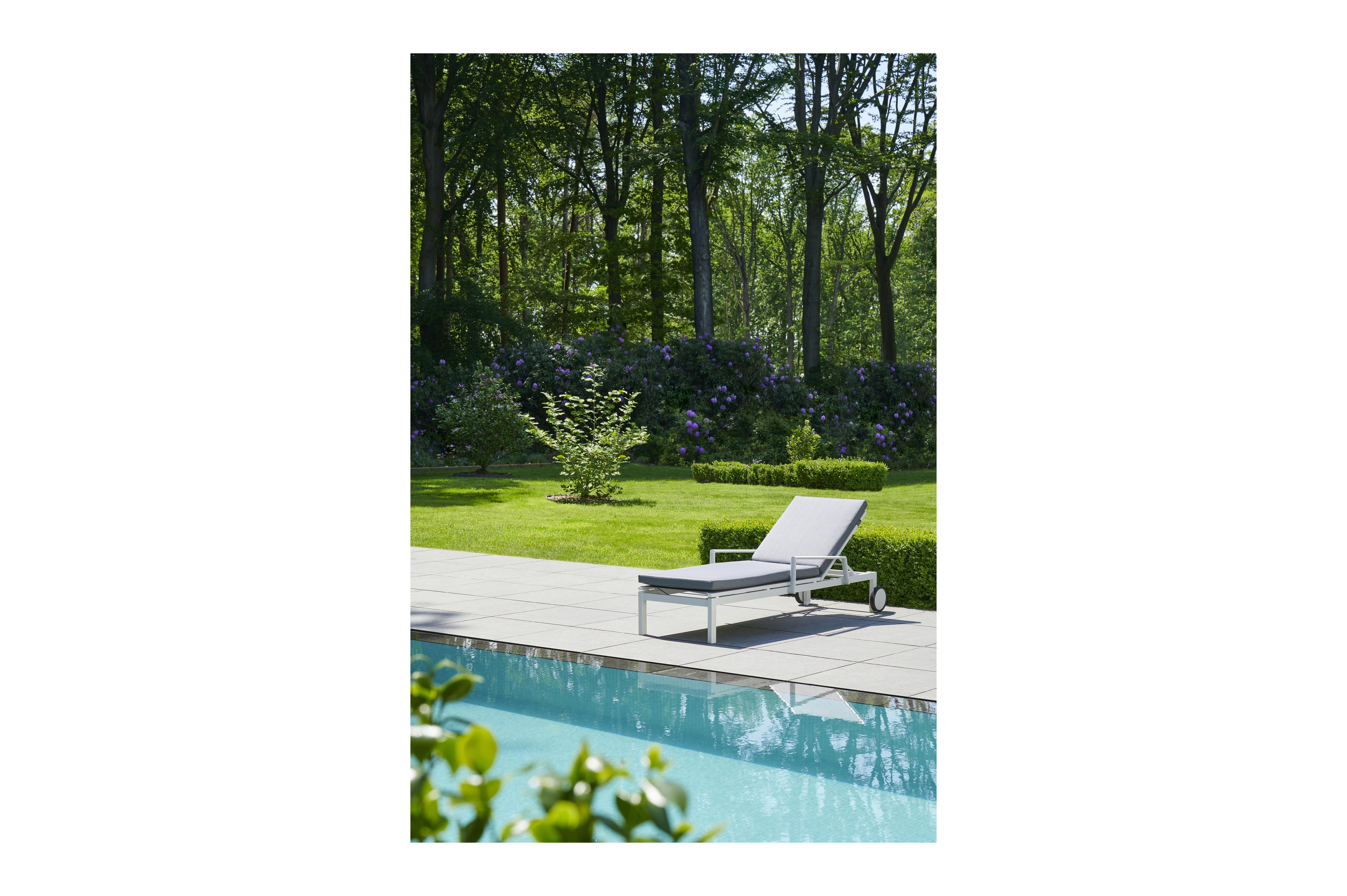 Chaise longue réglable Caravelle en aluminium blanc avec textilène gris avec accoudoir