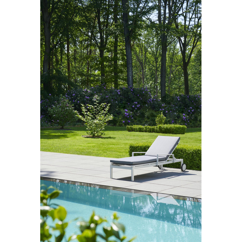 Caravelle verstelbaar ligbed in wit aluminium met grijs textilene met armleuning