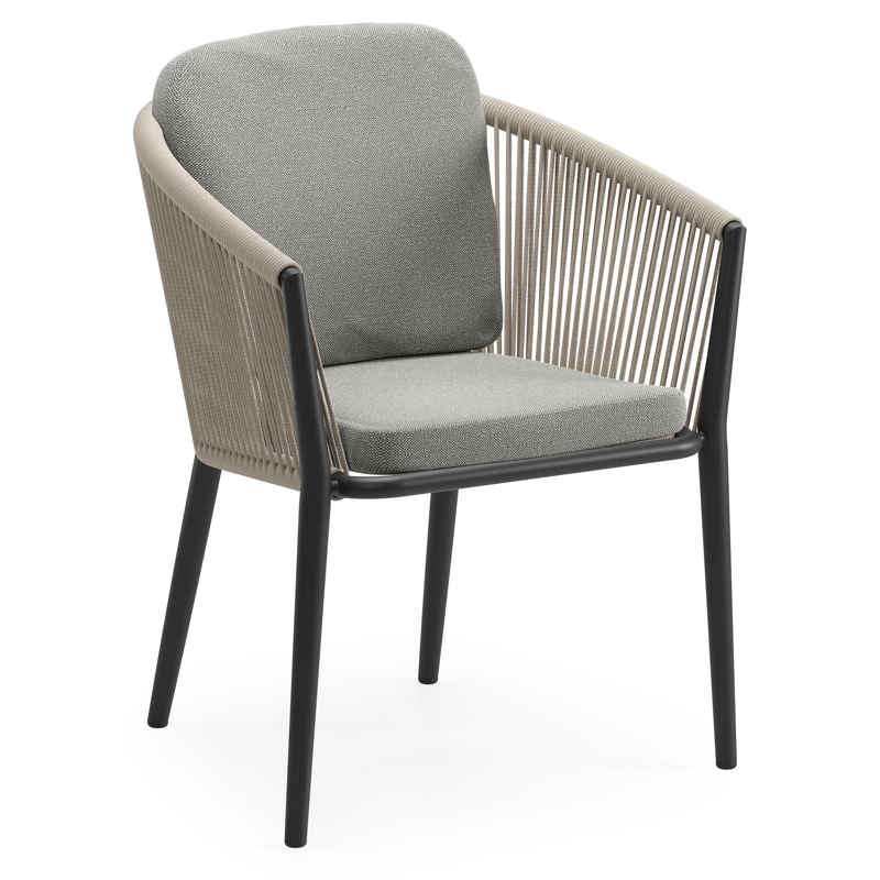 Orso tuinstoel in zwart aluminium en beige verticaal geweven ronde rope met luxe zitkussen in All Weather Sunbrella® Luxe Savane Zinc