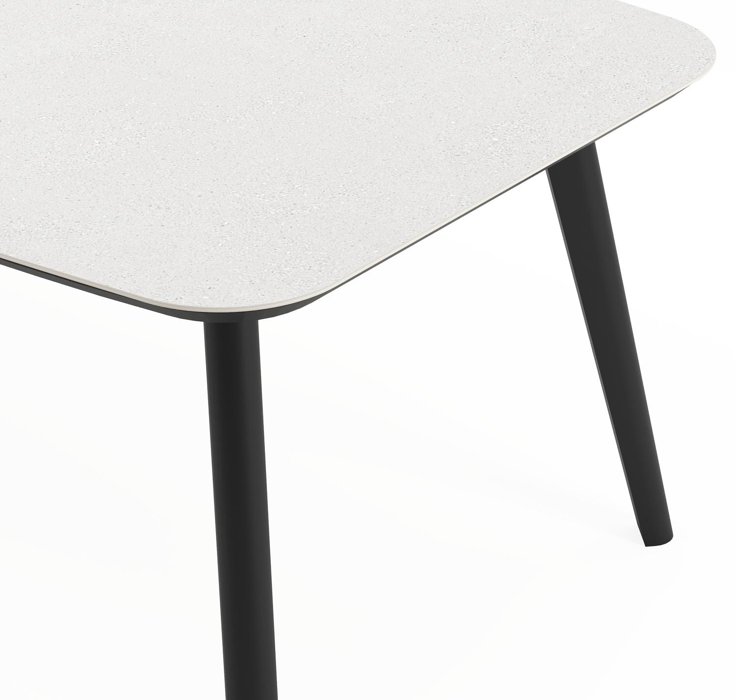 Mosa tuinset in zwart aluminium en topo minerale sintered stone met 6 Gerona tuinstoelen