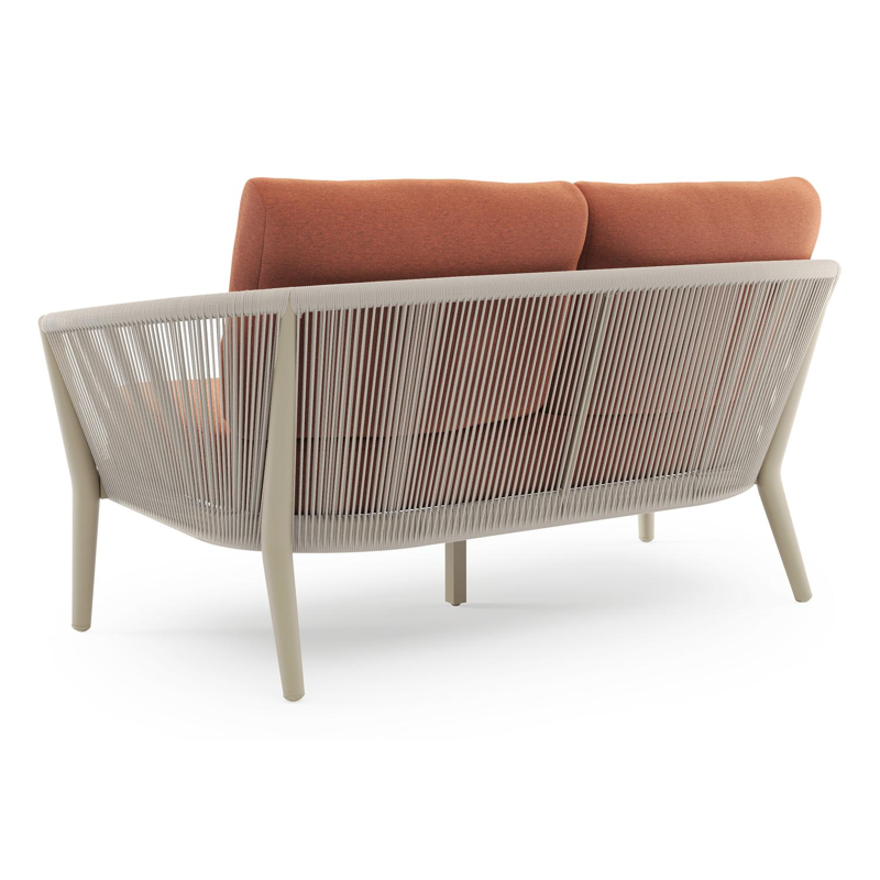 Orso loungebank in beige aluminium en beige verticaal geweven ronde rope met Heritage Rust all weather sunbrella® luxe kussen