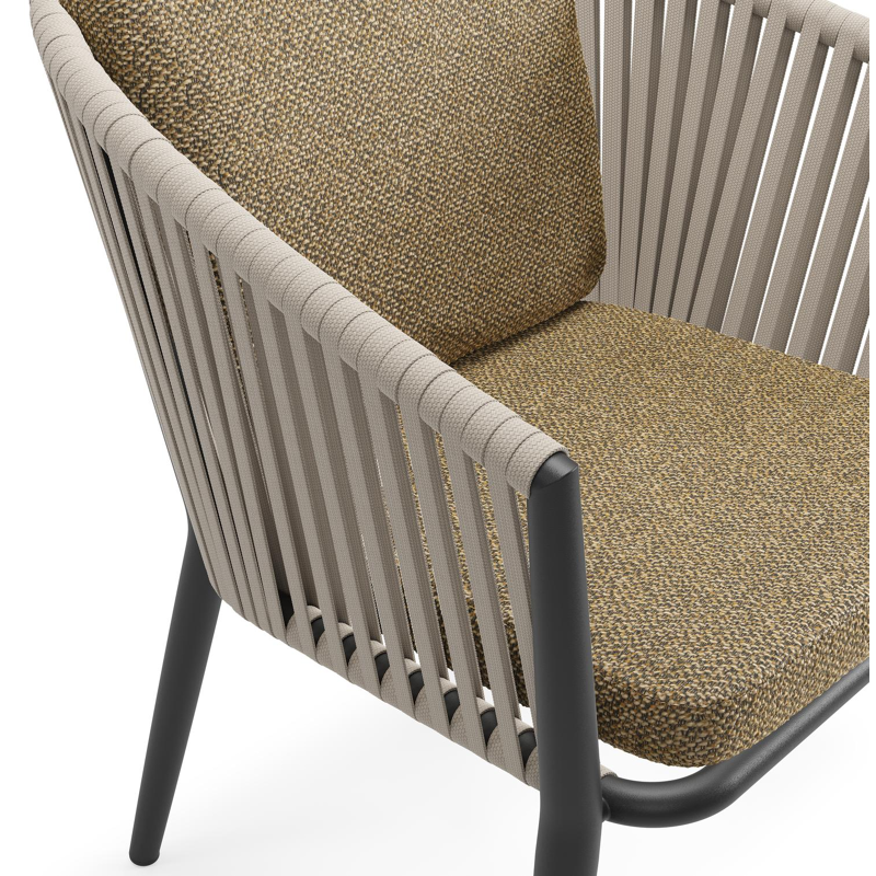 Orso tuinstoel in zwart aluminium en beige verticaal geweven vlakke rope met luxe zitkussen in All Weather Cosytica Madagascar Walnut
