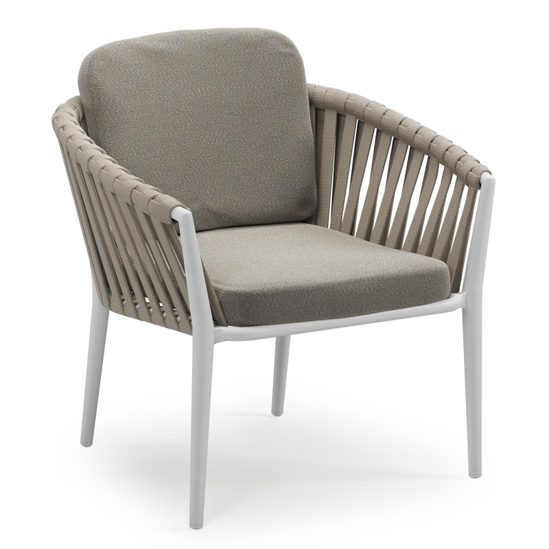 Orso low dining tuinstoel in wit aluminium en beige verticaal geweven luxe vlakke brede rope met stoelkussen in All Weather Sunbrella® Luxe Lopi Silver