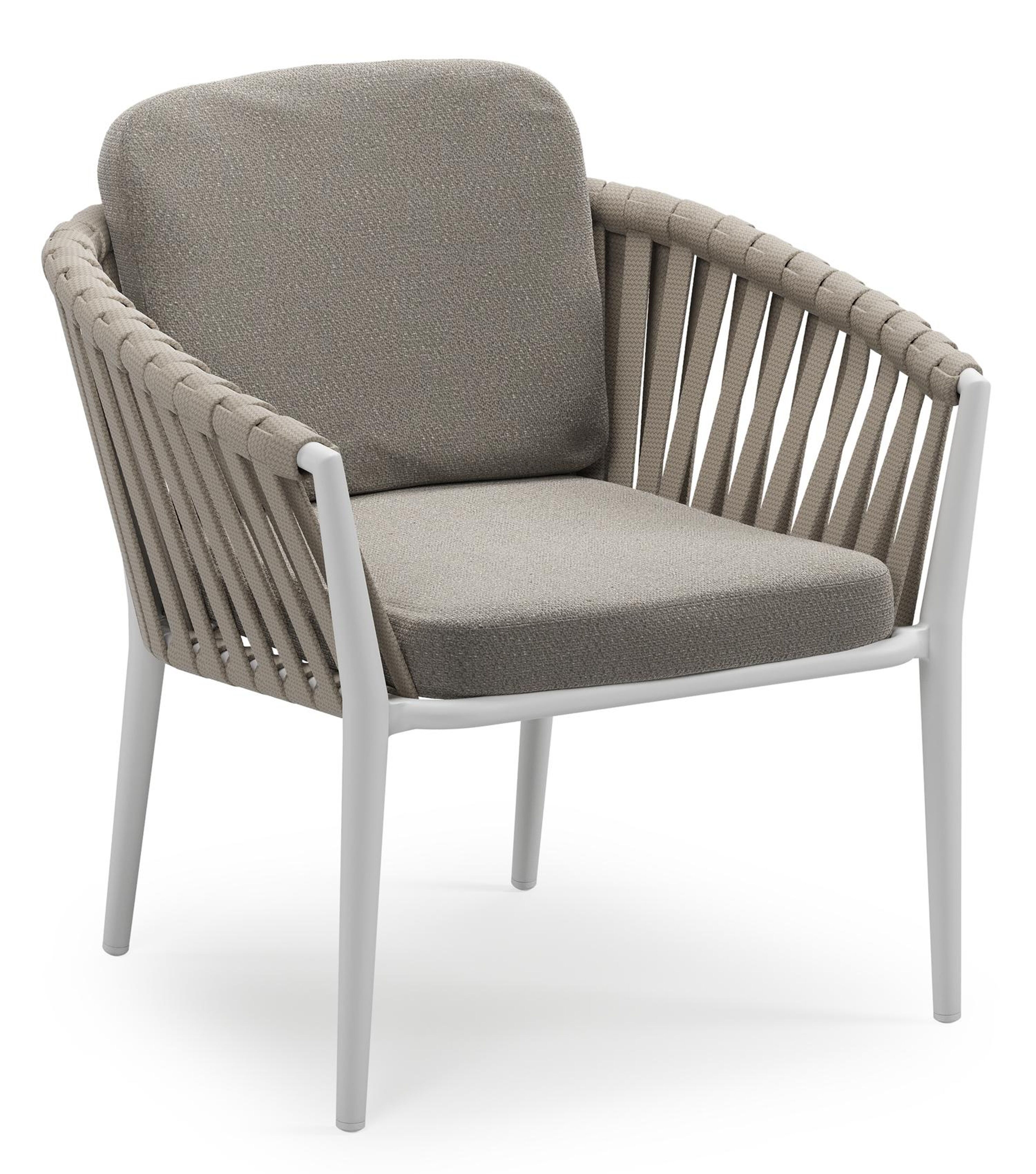 Orso low dining tuinstoel in wit aluminium en beige verticaal geweven luxe vlakke brede rope met stoelkussen in All Weather Sunbrella® Luxe Lopi Silver