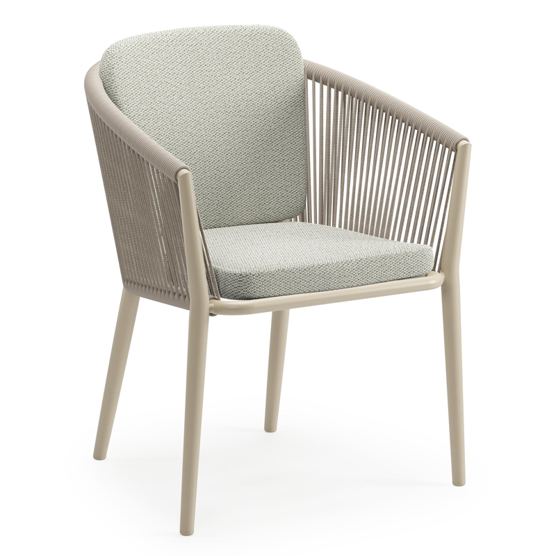 Orso tuinstoel in beige aluminium en beige verticaal geweven ronde rope met zitkussen in All Weather Sunbrella® Luxe Lopi Bud