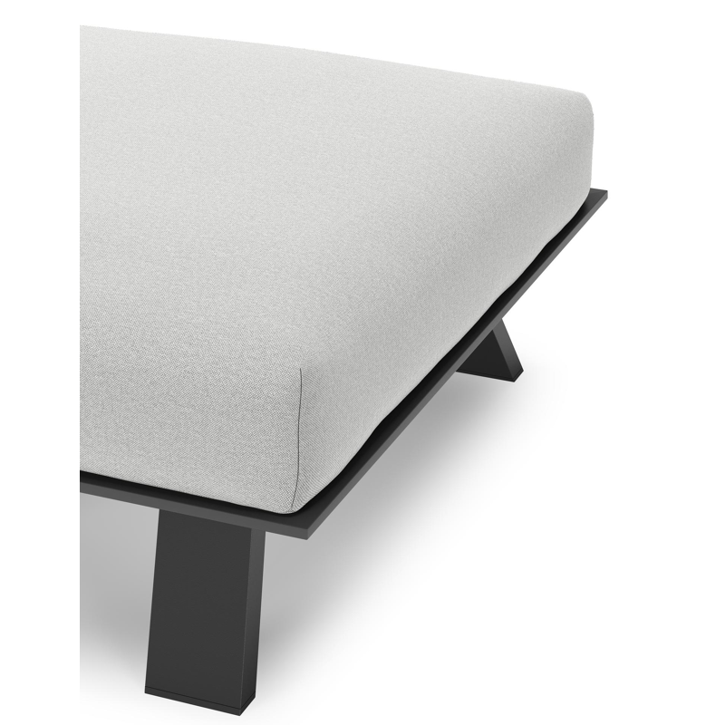 Cesano poef in zwart aluminium met natte grey chine all weather Sunbrella® luxe kussen