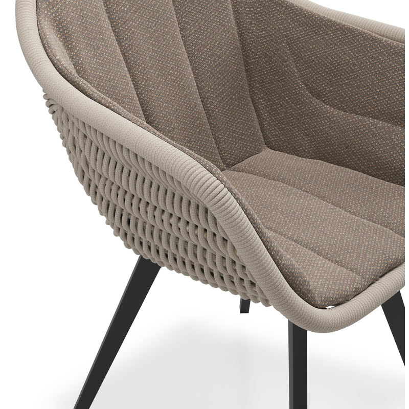Pagino tuinstoel in zwart aluminium en beige verticaal geweven ronde rope met zitkussen in All Weather Sunbrella® Luxe Lopi Coconut