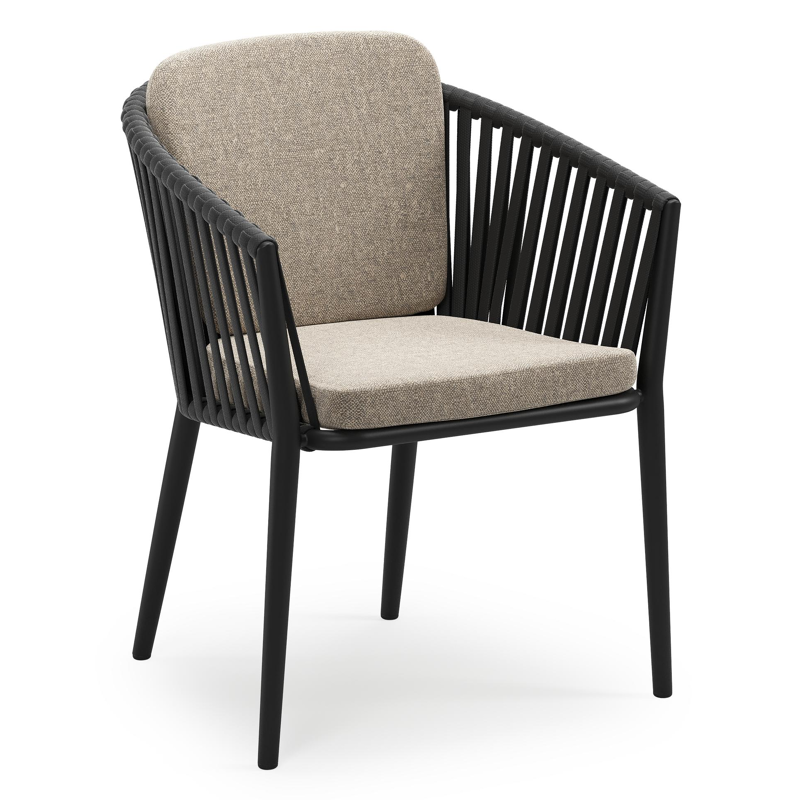 Orso stapelbare tuinstoel in zwart aluminium en zwart verticaal geweven luxe vlakke brede rope met stoelkussen in All Weather Sunbrella® Luxe Chartres Pewter