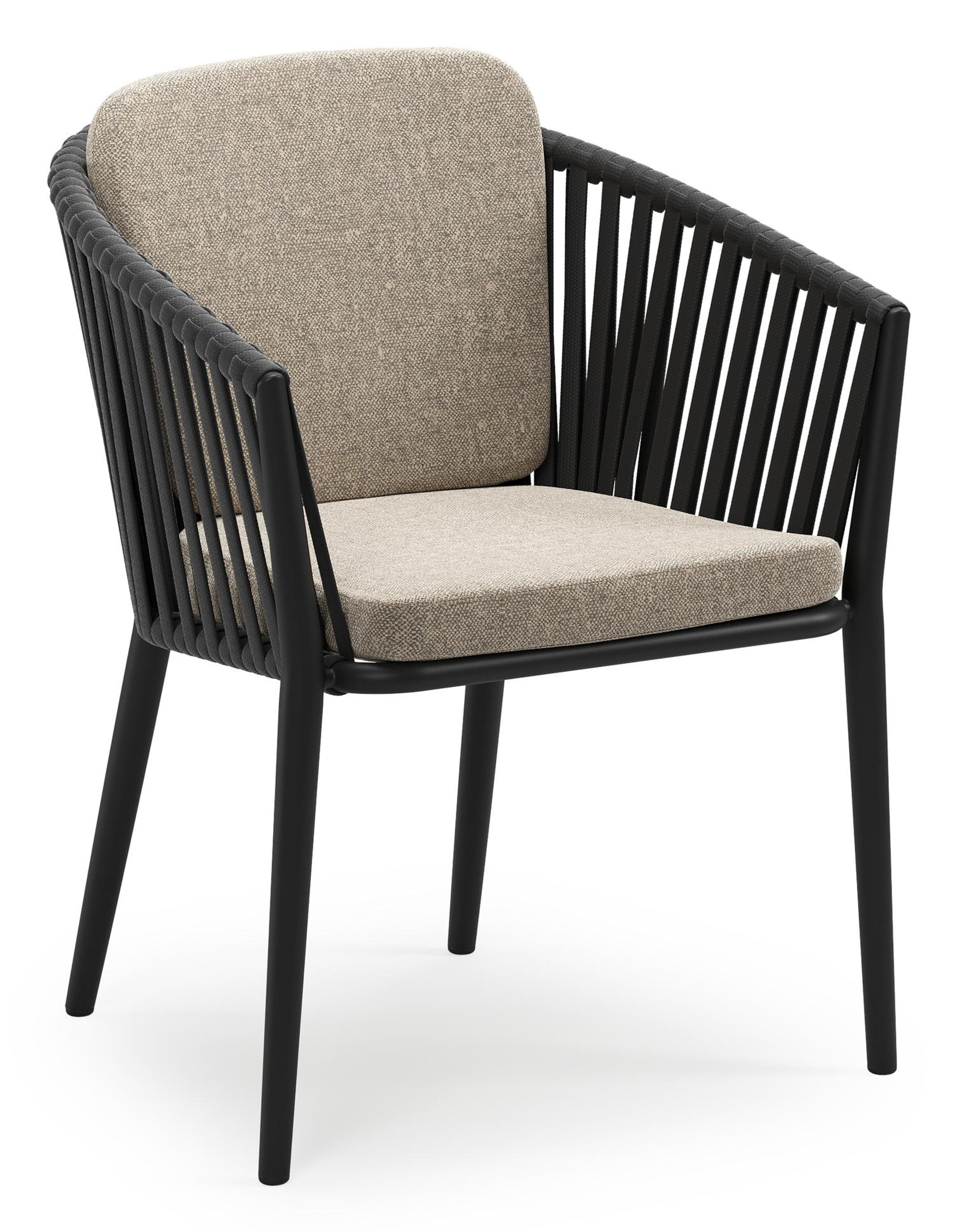 Orso stapelbare tuinstoel in zwart aluminium en zwart verticaal geweven luxe vlakke brede rope met stoelkussen in All Weather Sunbrella® Luxe Chartres Pewter