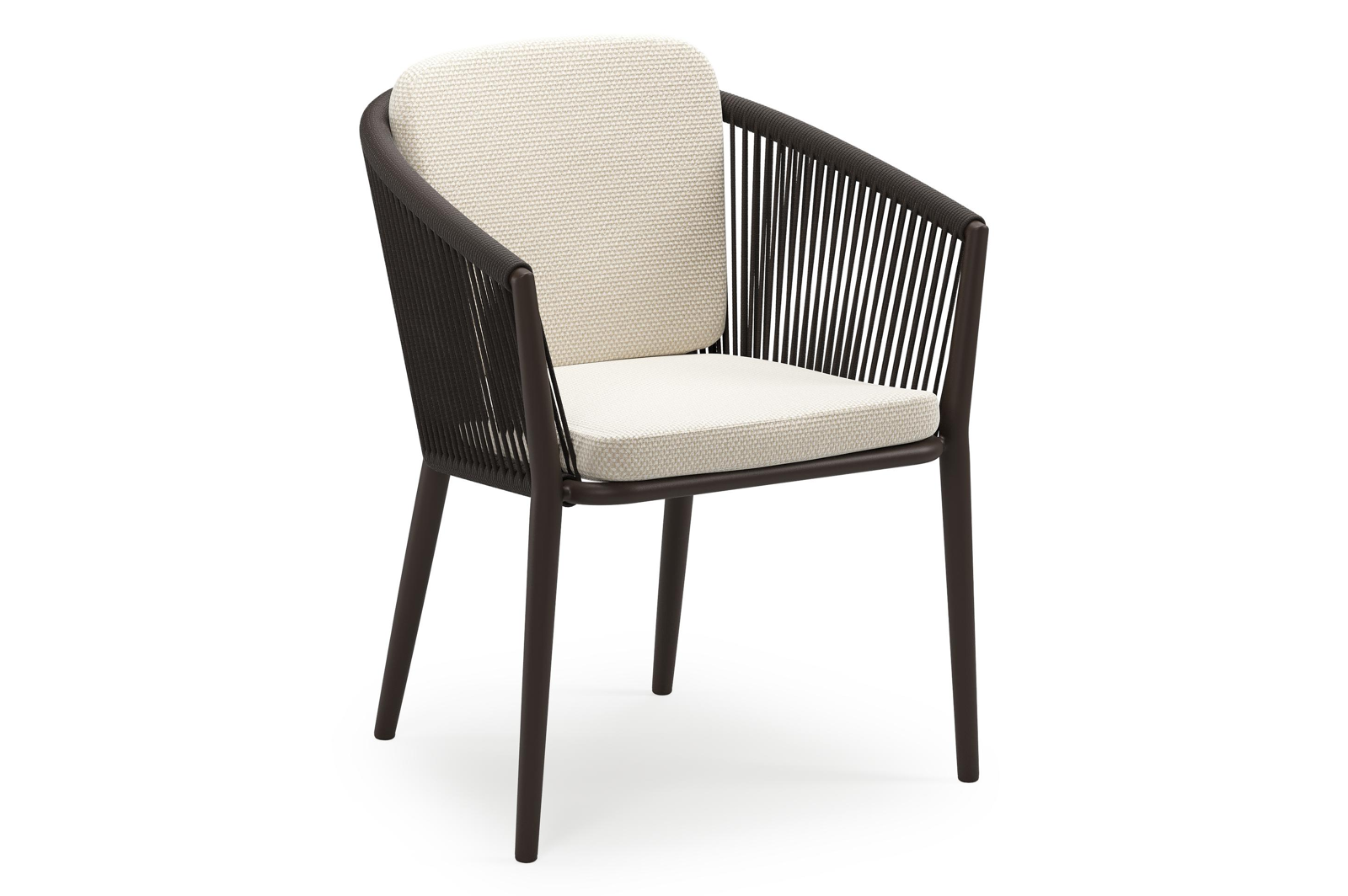 Orso stapelbare tuinstoel in donkerbruin aluminium en donkerbruin verticaal geweven ronde rope met stoelkussen in All Weather Cosytica Althea Off White