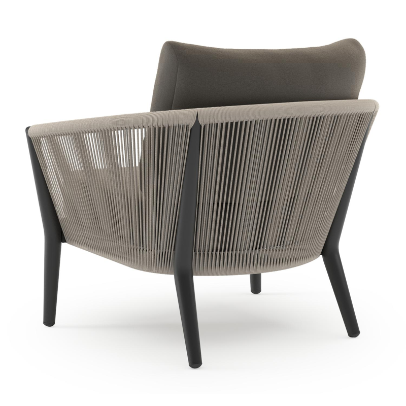 Orso loungestoel in zwart aluminium en beige verticaal geweven ronde rope met Natte Carbon Beige all weather sunbrella® luxe kussen
