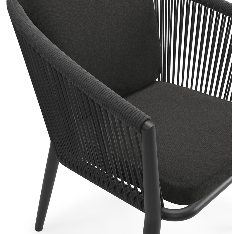 Orso tuinstoel in zwart aluminium en zwart verticaal geweven ronde rope met luxe zitkussen in All Weather Sunbrella® Luxe Natte Sooty