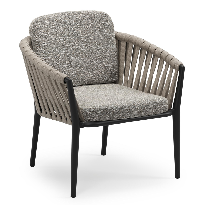 Orso low dining tuinstoel in zwart aluminium en beige verticaal geweven luxe vlakke brede rope met stoelkussen in All Weather Sunbrella® Luxe Tundra Pepper