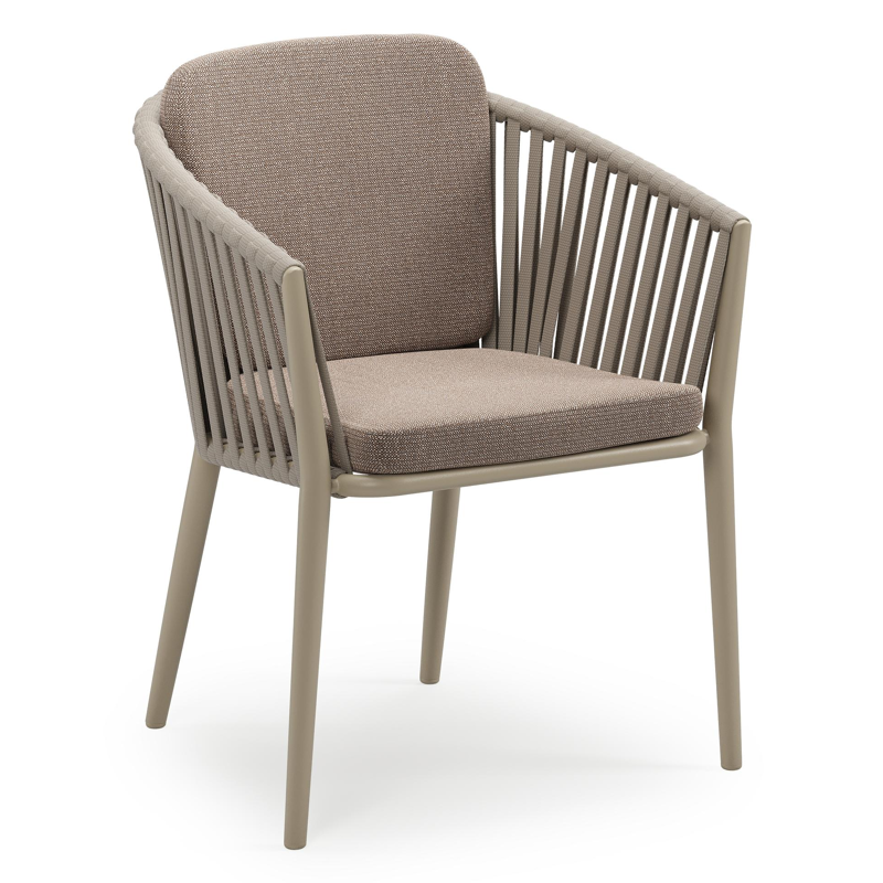 Orso stapelbare tuinstoel in beige aluminium en beige verticaal geweven luxe vlakke brede rope met stoelkussen in All Weather Sunbrella® Luxe Savane Earth