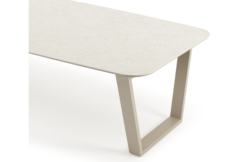 Table de jardin Pagino forme de bateau en aluminium beige et céramique pleine Shilin Lg. 315 x Lrg. 115 x Haut. 73 cm