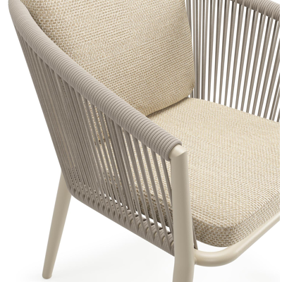 Orso tuinstoel in beige aluminium en beige verticaal geweven ronde rope met luxe zitkussen in All Weather Cosytica Althea Camel