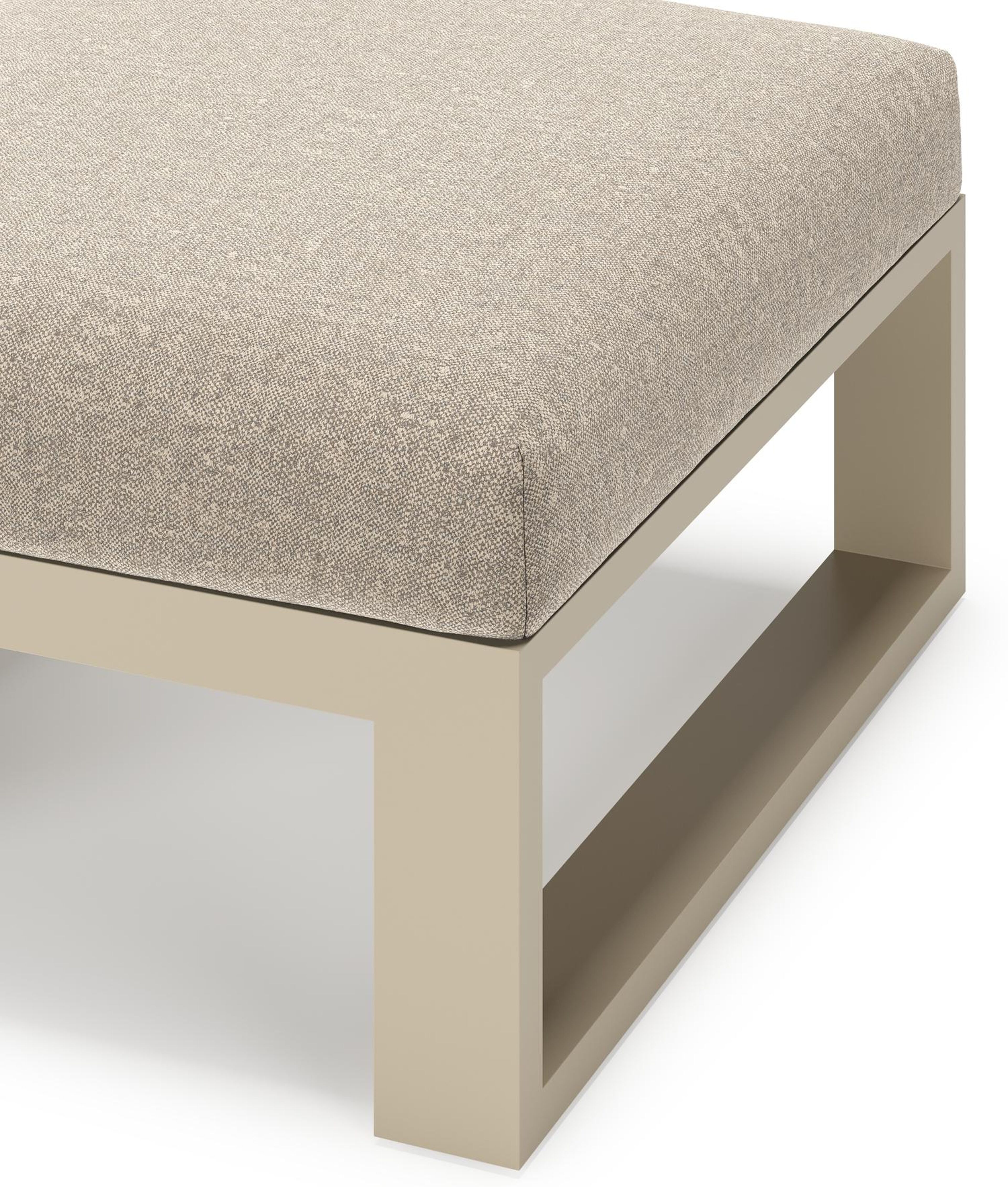 Pouf Verato en aluminium beige et coussin en all weather sunbrella® luxe chartres pewter