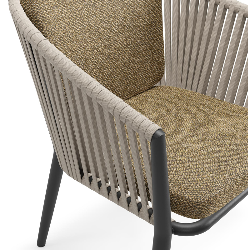 Chaise de jardin Orso en aluminium noir et corde plate tissée verticalement beige avec coussin en All Weather Cosytica Madagascar Walnut