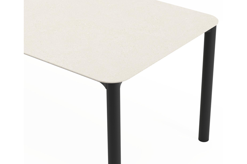 Mira tuinset in zwart aluminium en crema minerale sintered stone met 6 Gerona tuinstoelen