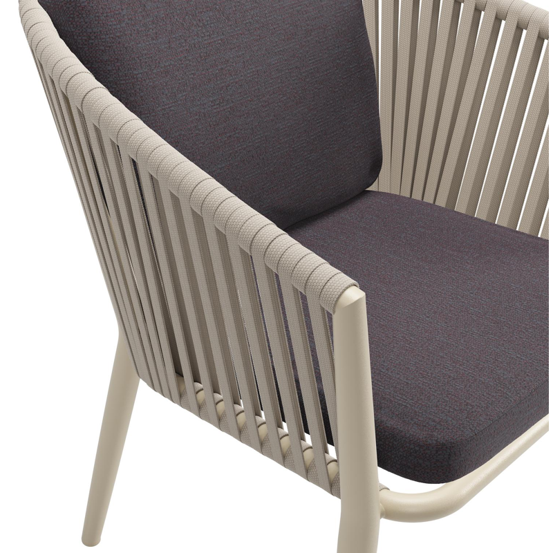 Chaise de jardin Orso en aluminium beige et corde plate tissée verticalement beige avec coussin luxe en All Weather Sunbrella® Luxe Tundra Red