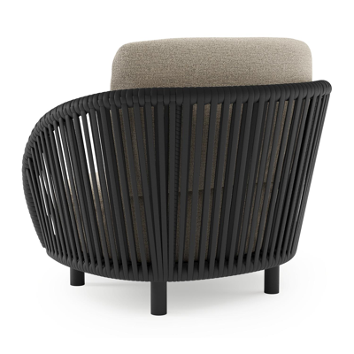 Lupino loungestoel in zwart aluminium en zwart verticaal geweven luxe vlakke brede rope met catania beige all weather cosytica kussen