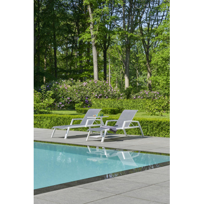 Bari verstelbaar ligbed in wit aluminium met grijs textilene met armleuning